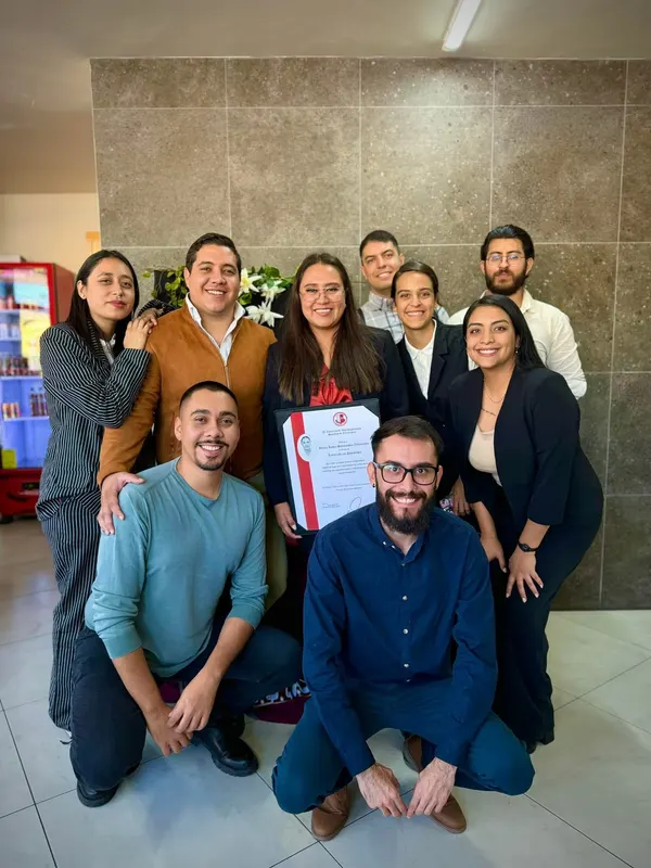 Estudiantes y docentes del IISCH reunidos tras un acto académico