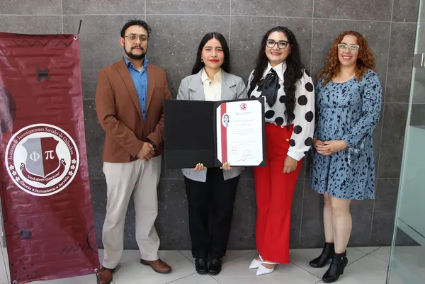 Entrega de un reconocimiento a estudiantes del IISCH