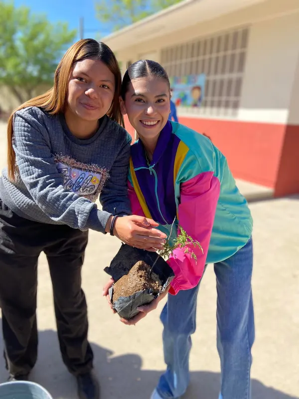 Dos estudiantes del IISCH en las instalaciones del instituto