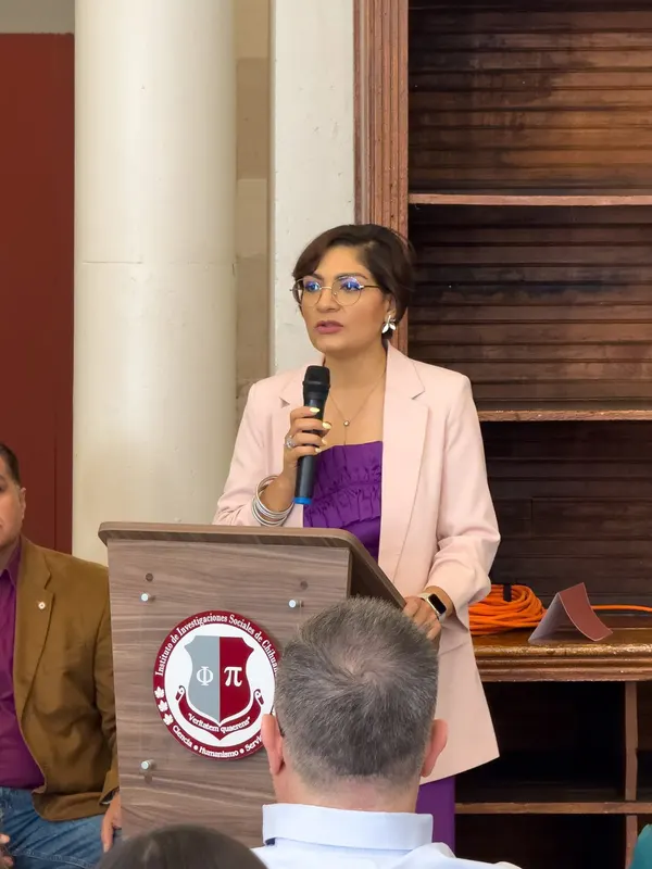 Estudiante del IISCH presentando una ponencia ante el público